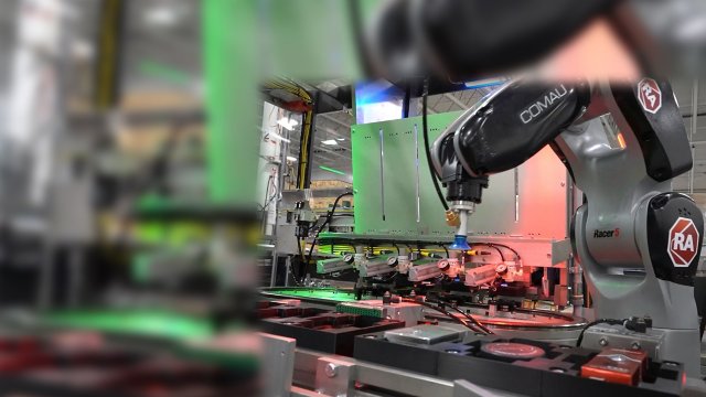 Prototyp einer Verpackungsmaschine verwendet einen Gelenkarmroboter zur Auswahl von Produkten aus einem flexiblen iTRAK-Transportsystem