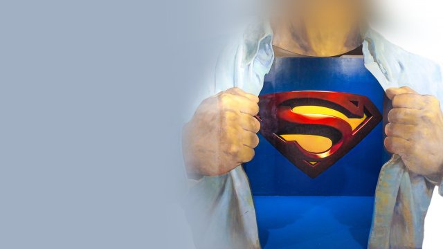 Un hombre se desabotona la camisa para mostrar que es en realidad una figura tipo superhombre debajo de la ropa.