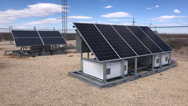 Solarbetriebene Ventilbetätigungsstation für Öl- und Gaspipelines, bereitgestellt von Endpoint Industrial Controls.  Ventilbetätigungsstation für eine Öl- und Gaspipeline in einer Wüstenumgebung. Das System ist mit einer Reihe schwarzer Sonnenkollektoren ausgestattet