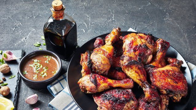 Gegrilltes pikantes Hähnchen auf jamaikanische Art