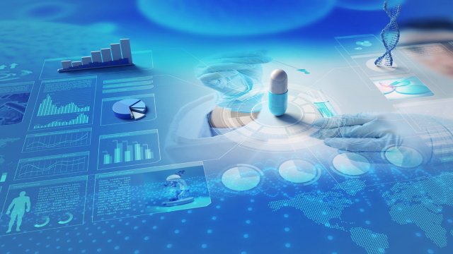 Una cápsula farmacéutica está en posición vertical en medio de una mesa rodeada por gráficos que representan datos y otra información.